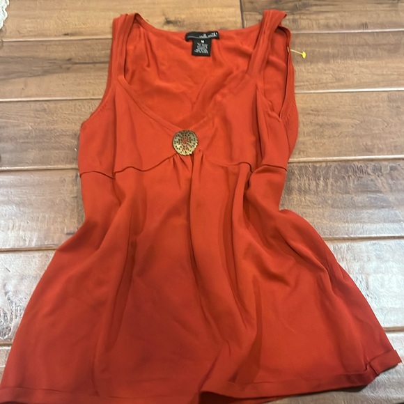 Burnt orange low cut top with beaded design in middle - Picture 1 of 3